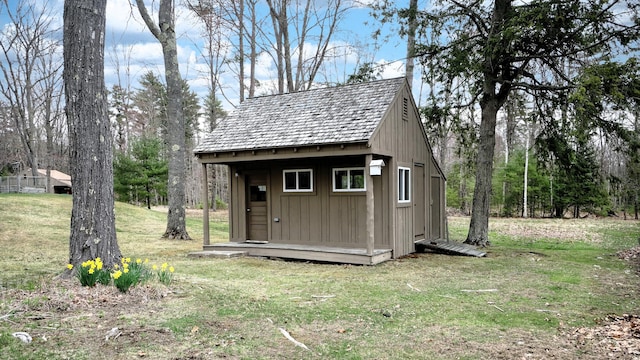 view of outdoor structure with an outbuilding