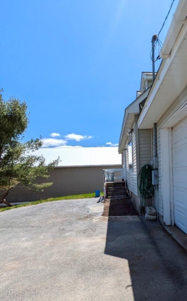 view of yard with a garage