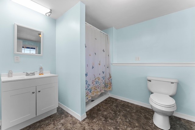 full bath with a shower with curtain, baseboards, vanity, and toilet