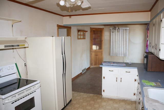 kitchen featuring visible vents, crown molding, white appliances, under cabinet range hood, and a ceiling fan