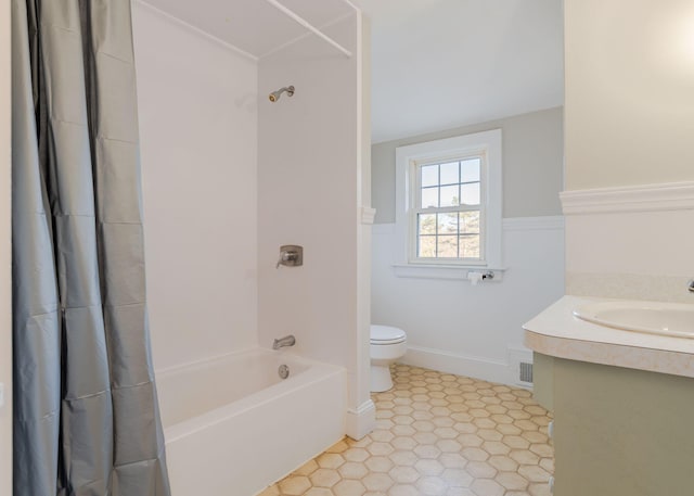 full bathroom with visible vents, vanity, baseboards, toilet, and shower / bath combo with shower curtain