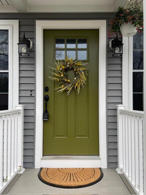 property entrance with covered porch