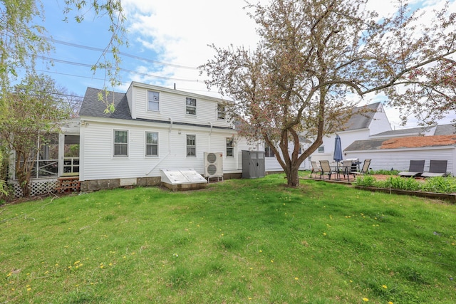 back of house featuring a lawn