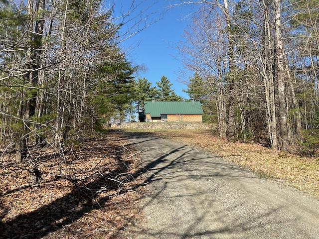 view of street featuring a pole building and driveway