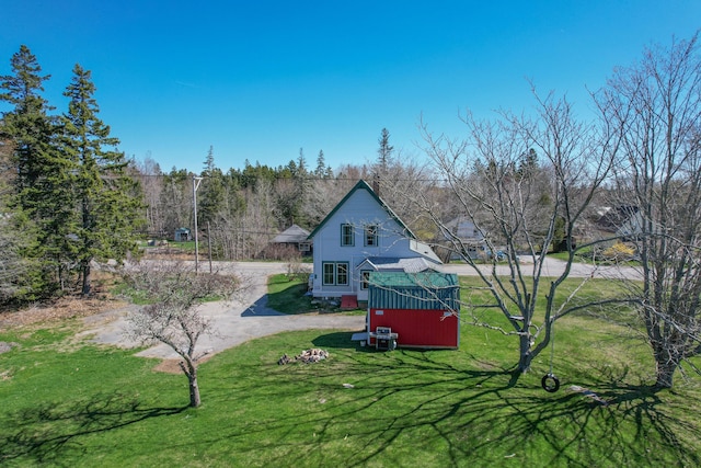view of yard featuring driveway