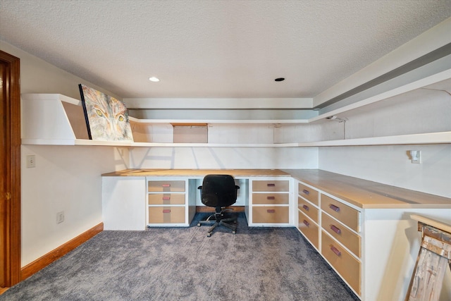 office space featuring carpet flooring, a textured ceiling, baseboards, built in study area, and recessed lighting