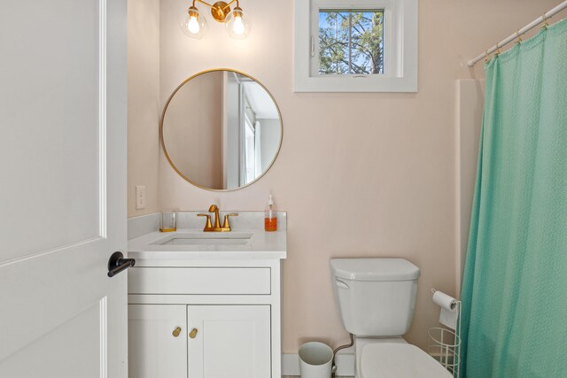 full bath featuring toilet, vanity, and a shower with curtain