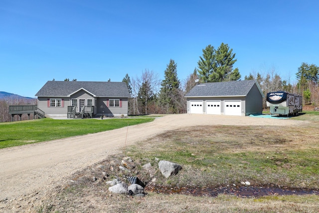view of front facade featuring an outdoor structure, a front yard, and a detached garage