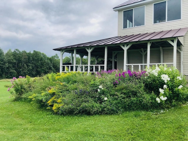 exterior space featuring a lawn