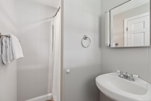 bathroom featuring a shower with curtain and a sink