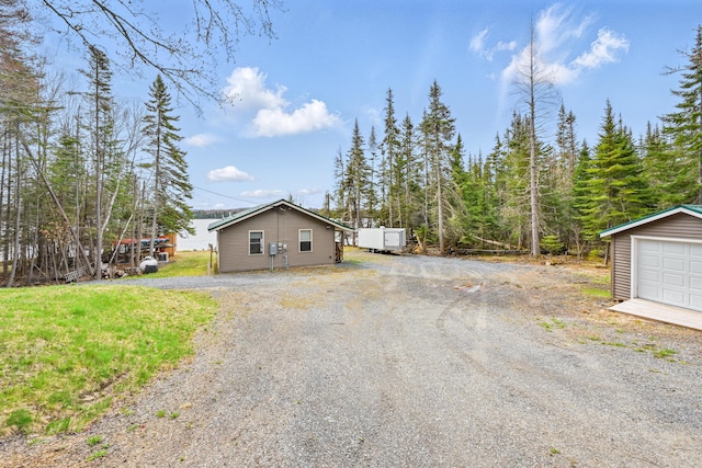 view of dirt / gravel driveway