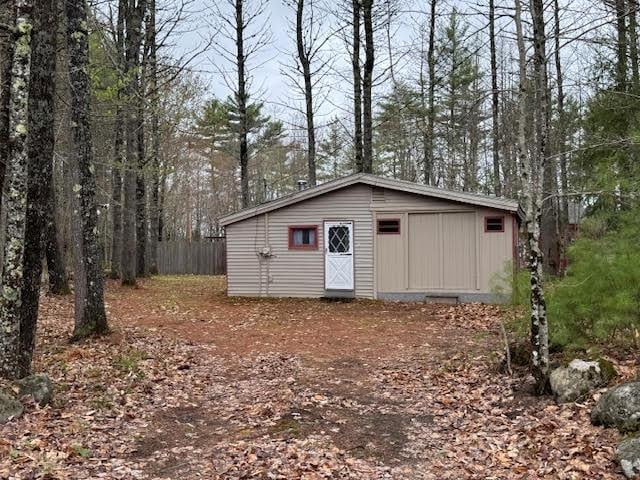 view of outdoor structure featuring an outbuilding and fence