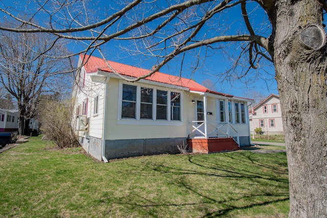 view of front of home featuring a front yard and metal roof