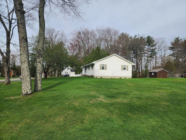 view of yard with an outdoor structure
