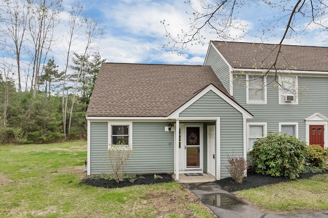 view of front of property featuring a front yard and roof with shingles