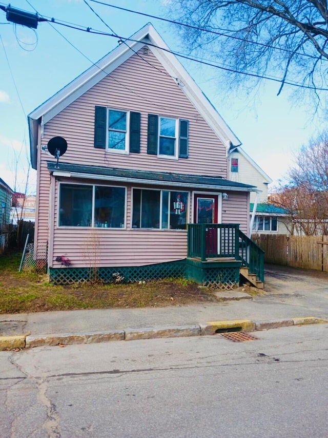 bungalow-style house featuring fence