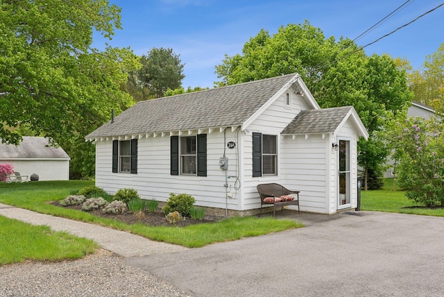 24 Ross Rd, Kennebunk, ME 04043 - ranch-style house featuring a shingled roof and a front yard