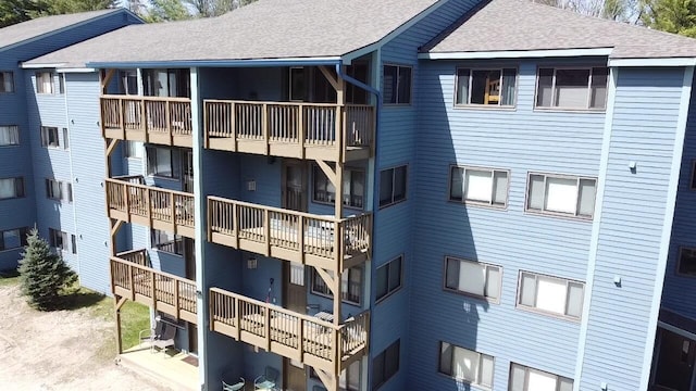 view of apartment building / complex