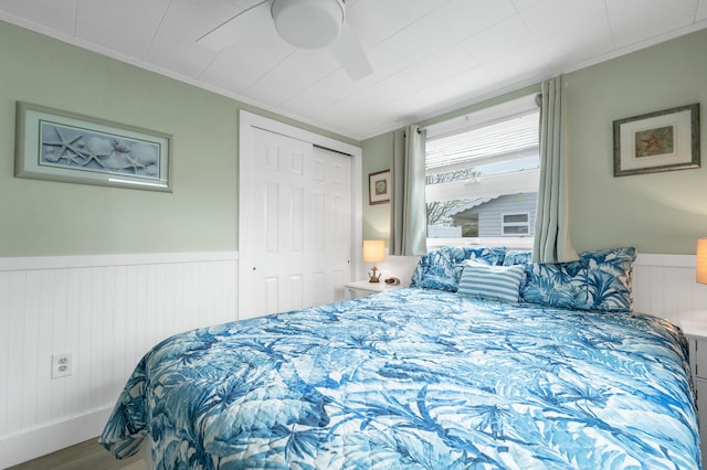 273 Webhannet Dr Unit 8, Wells, ME 04090 - bedroom featuring wood finished floors, wainscoting, crown molding, a ceiling fan, and a closet