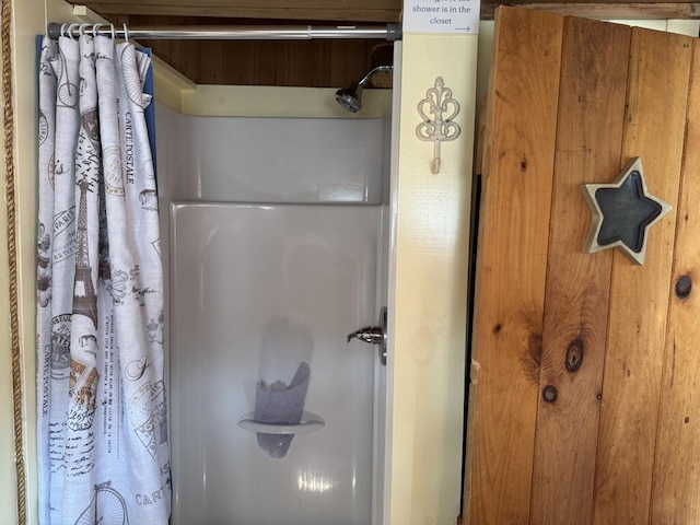 76 Post Rd Unit C9, Wells, ME 04090 - full bathroom featuring curtained shower