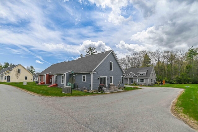 10 Haleys Ct Unit 22, Wells, ME 04090 - view of front of home featuring central AC unit, a front yard, and driveway