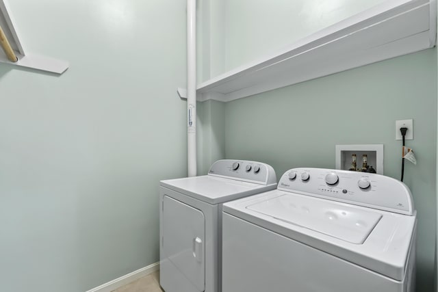 laundry room with washer and clothes dryer and baseboards