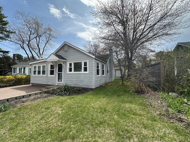 view of front of home featuring a front yard