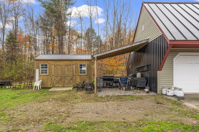 view of outdoor structure featuring an outbuilding