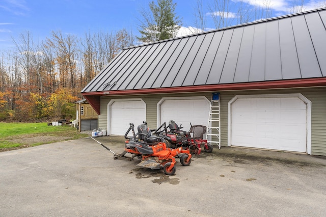 view of detached garage