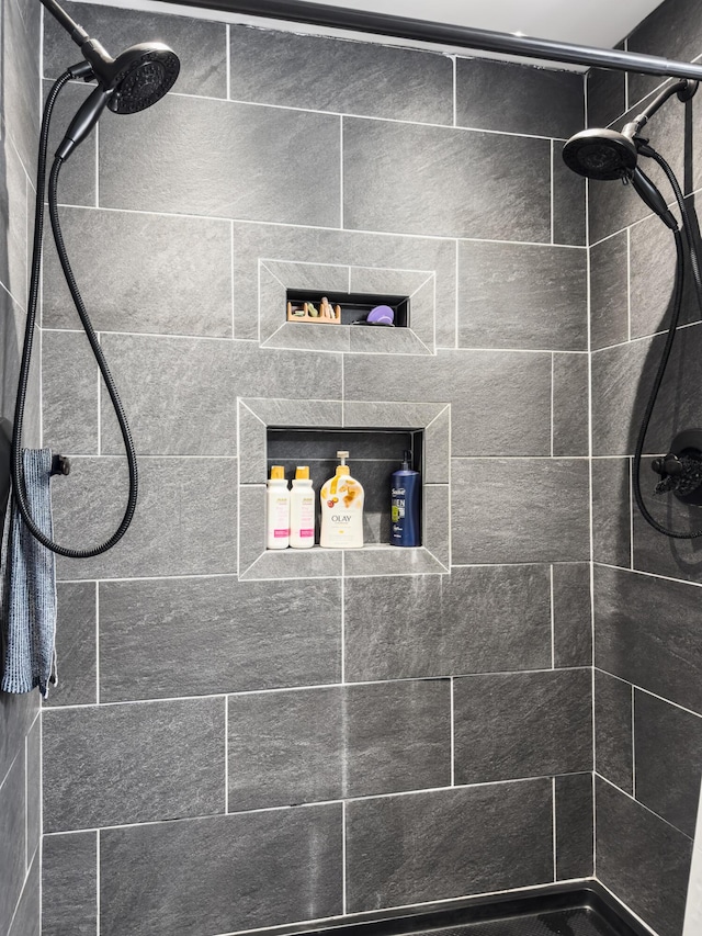 full bath featuring tiled shower