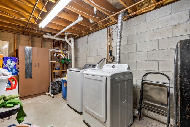 washroom with washer and clothes dryer