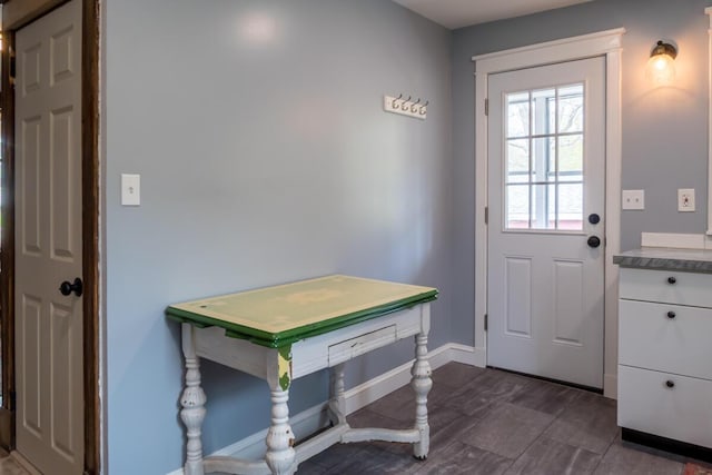 entryway featuring baseboards