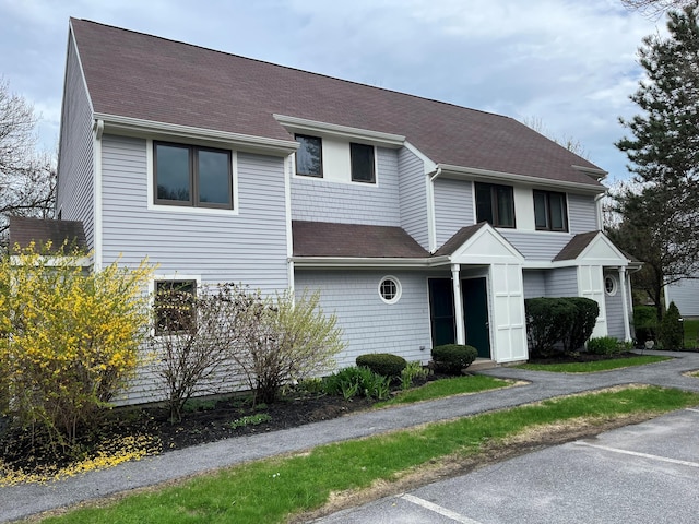 townhome / multi-family property with a shingled roof
