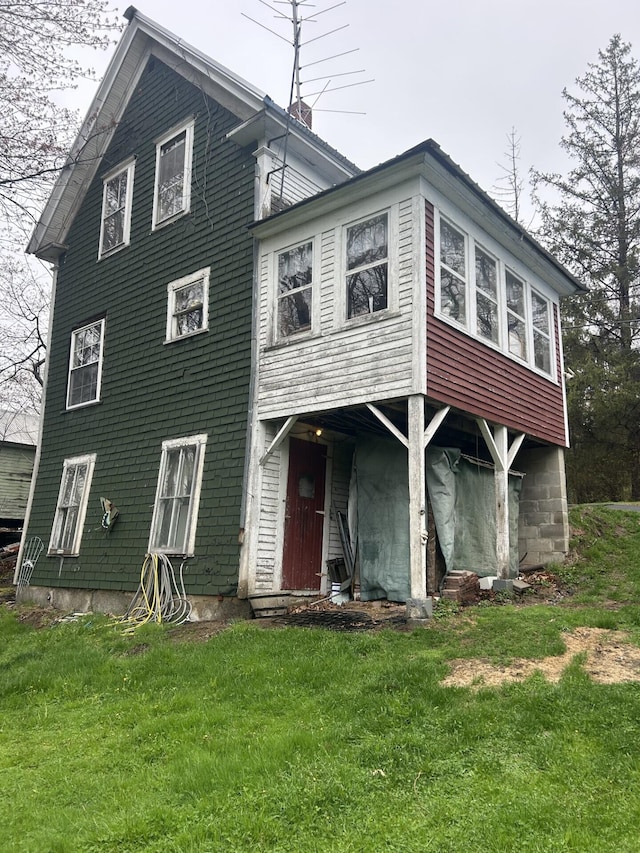view of front of house featuring a front yard