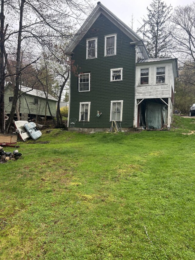back of house featuring a lawn