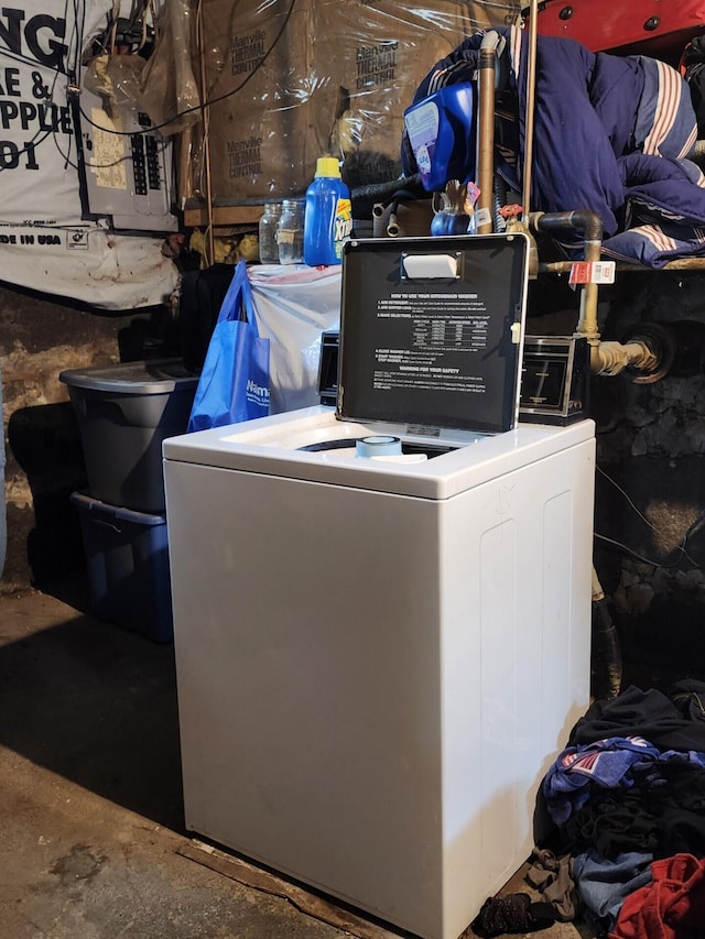 laundry area with washer / clothes dryer