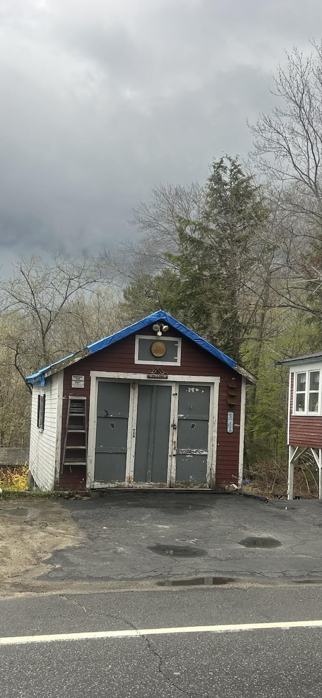 view of detached garage