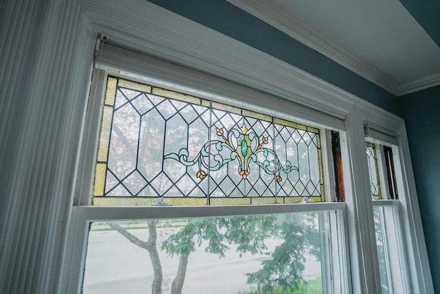 107 Maple St, Bangor, ME 04401 - detailed view of crown molding