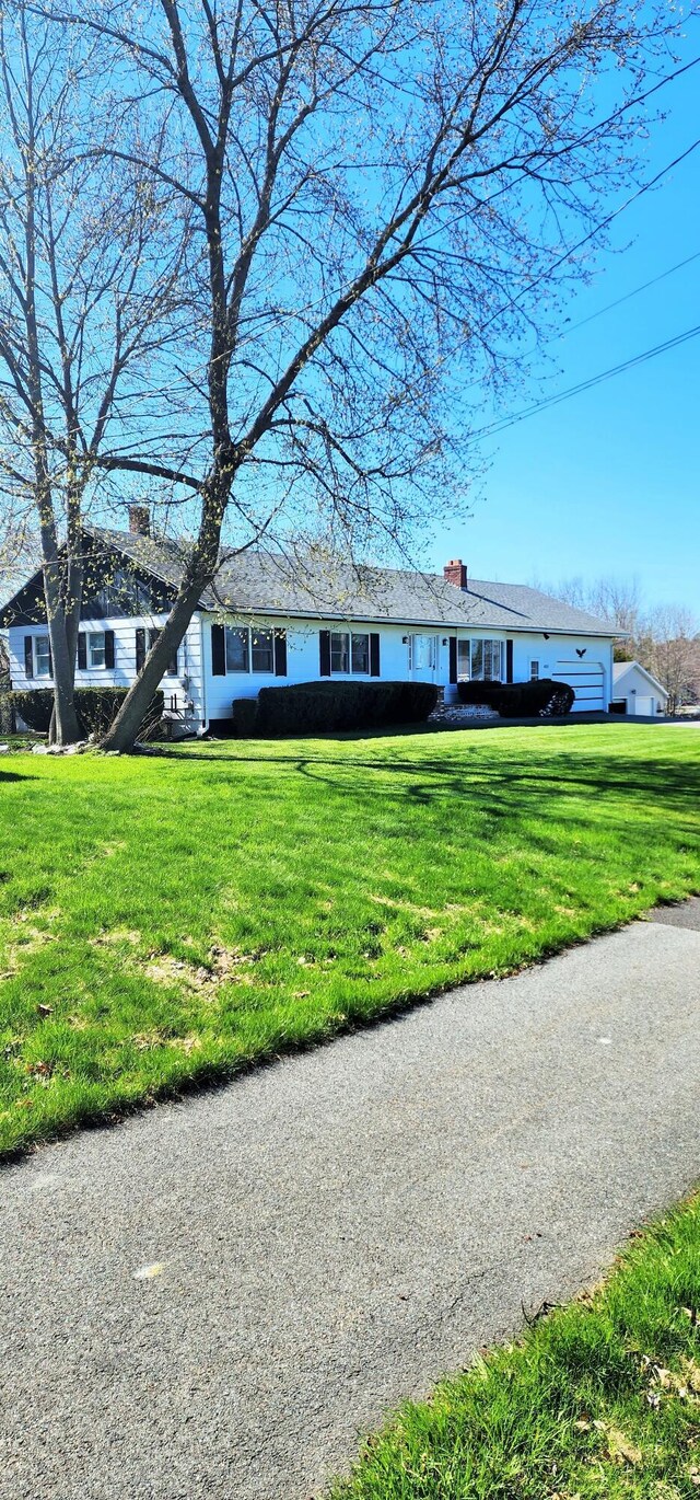 ranch-style house featuring a front yard