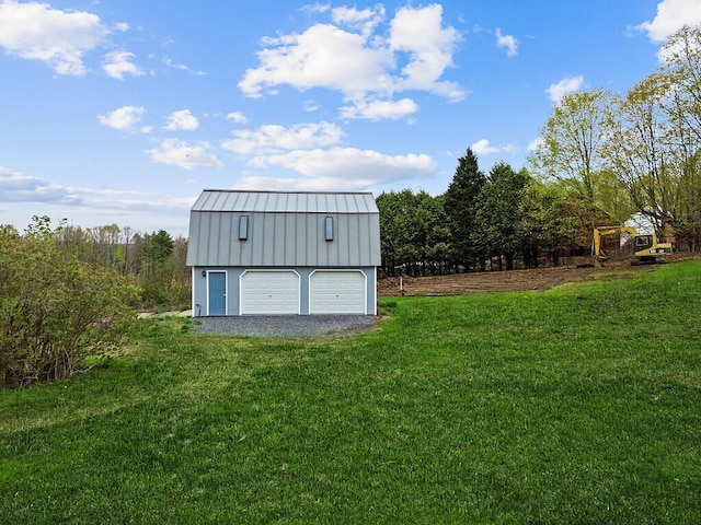 view of outdoor structure featuring an outbuilding