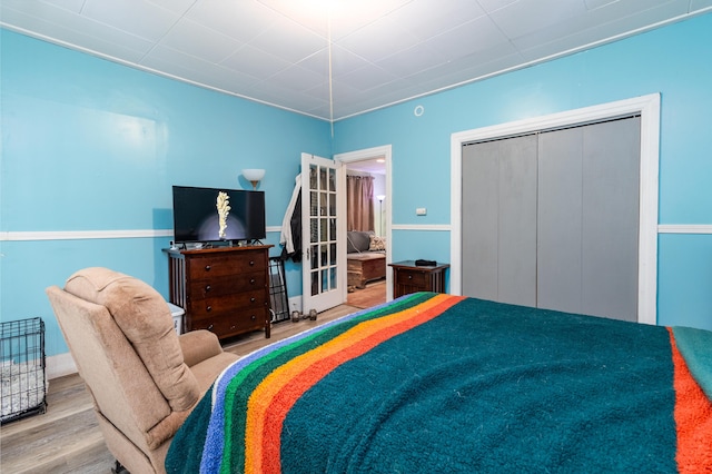 bedroom featuring wood finished floors and a closet