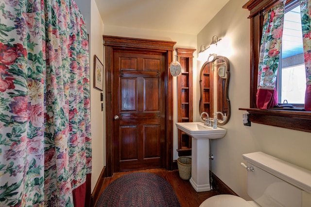 25 Winds Way Dr, Nobleboro, ME 04555 - bathroom with toilet, wood finished floors, a shower with curtain, baseboards, and a sink