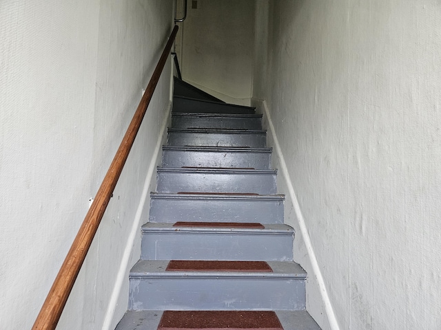 58 Cedar St, Bangor, ME 04401 - view of stairway