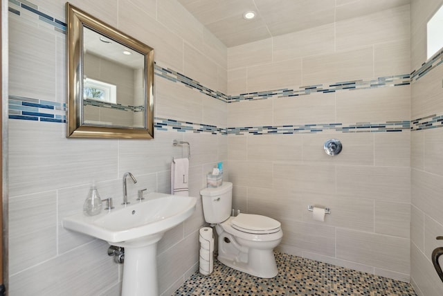 10 Jameson Dr, Falmouth, ME 04105 - bathroom with tile walls, toilet, and recessed lighting