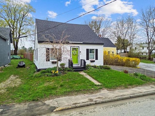 66 Beechwood St, Thomaston, ME 04861 - view of front facade with a shingled roof and a front yard