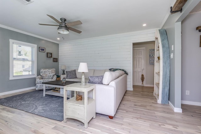 living area with crown molding, ceiling fan, light wood finished floors, baseboards, and recessed lighting