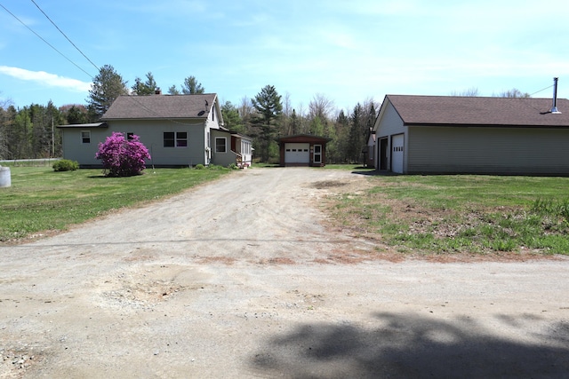 view of dirt / gravel driveway