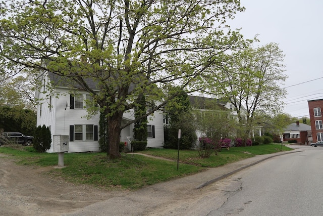 11 Green St, Winthrop, ME 04364 - view of front of property featuring a front lawn