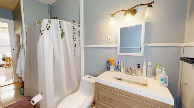 full bath featuring vanity, a shower with shower curtain, and toilet