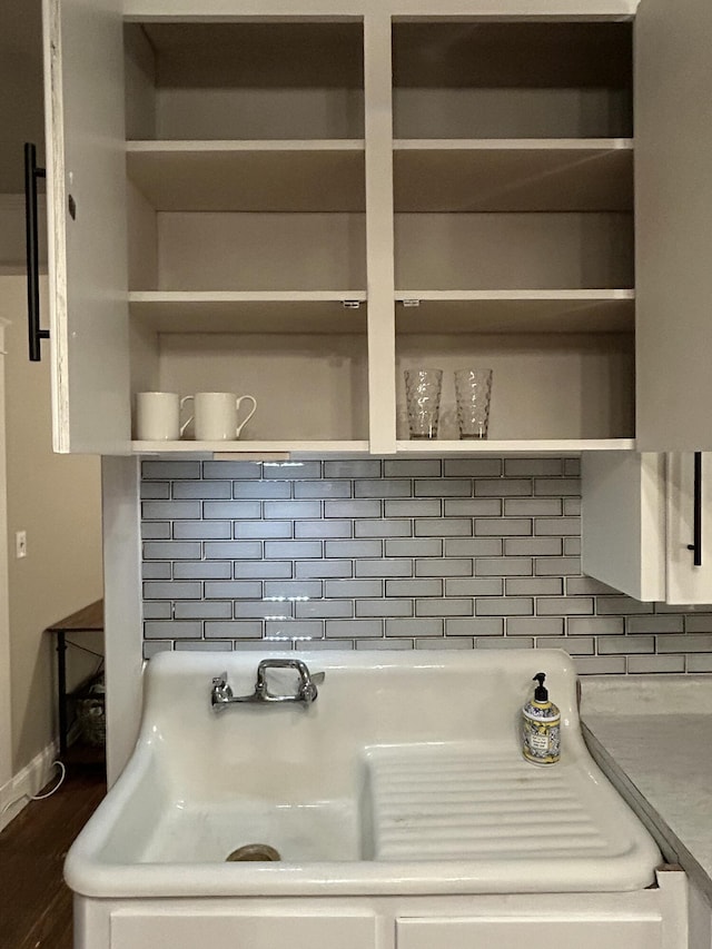 detailed view of tasteful backsplash and baseboards